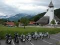 Haryci v Alpách s kostelíkem